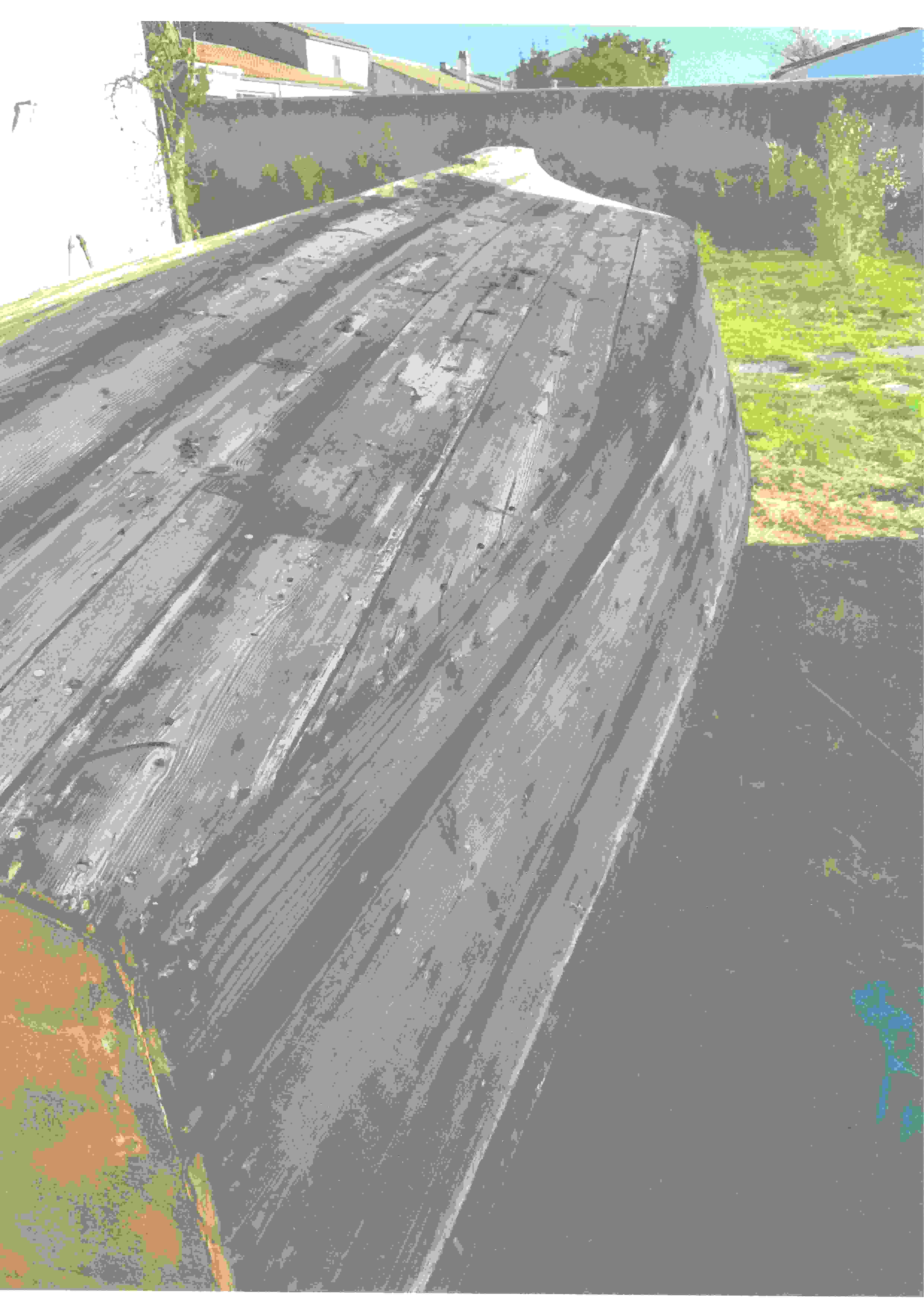 Dériveur traditionnel de l’Île de Ré – Ars en Ré
•	Cazavant en bois construit en 1965 à Ars en Ré.
•	Longueur : 5,35m – maître bau : 1,82m – Tirant d’eau - mini : 0,25m / maxi : 1,15m
•	Coque en bois entièrement décapée (intérieur-extérieur) par aérogommage basse pression et décalfatée. Prévoir calfatage ou stratification de la coque.
•	Tableau arrière refait à neuf.
•	Mât et baume en pin d’Oregon neufs (2019). Stockés dans un local abrité.
•	Gouvernail, barre et dérive rénovés et gréements neufs (2020) : drisses, étais, haubans, accastillage.
•	Voiles (GV et Foc) en état.

•	Moteur Mercury 4CV - 4T révisé en 2020 et stocké en garage.
Prix : 2 200€ sans moteur - 2 600 € avec moteur